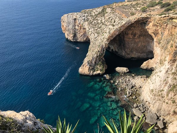 Comment planifier une visite des grottes marines de l'île de Gozo, Malte?